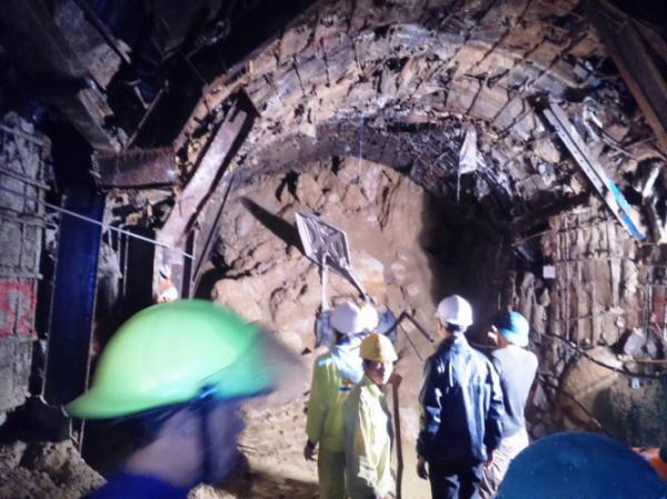 Miệng hầm nơi xảy ra vụ sập hầm làm 11 người mắc kẹt bên trong.